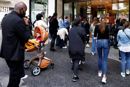 Umgang mit Fast Fashion in Frankreich: Wer seine alten Klamotten repariert, erhält Geld