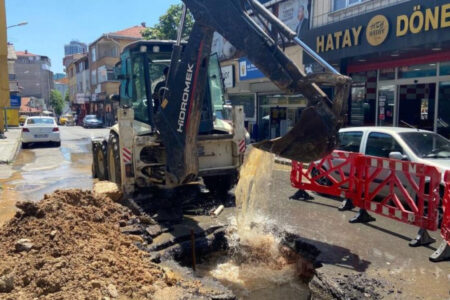Wasserrohrbruch in Ataşehir: İSKİ-Mitarbeiter war mitten im Wasser gefangen