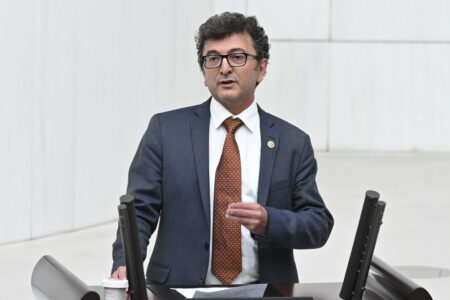 Yüksel Taşkın von CHP forderte am Jahrestag des 15. Juli eine Amnestie für diejenigen, die Gesetze per Dekret erlassen haben