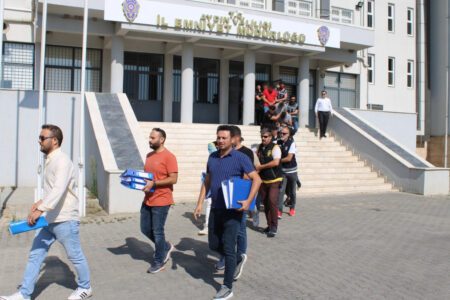 14 Verdächtige, die 125 Erdbebenopfer in Aydın betrogen hatten, wurden an das Gerichtsgebäude verwiesen
