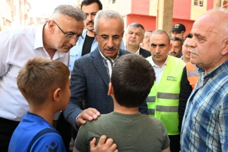 Abdülkadir Uraloğlu bot Kindern, deren Fahrräder von der Flut erfasst wurden, neue Fahrräder an.