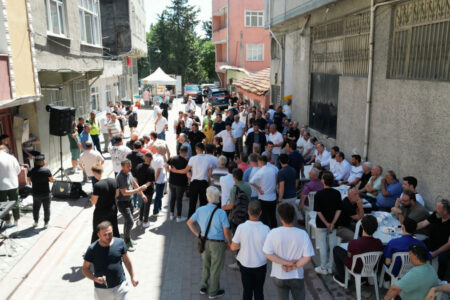Abschied mit Trommeln und Pfeifen von den Häusern, die sich in Zeytinburnu im urbanen Wandel befinden