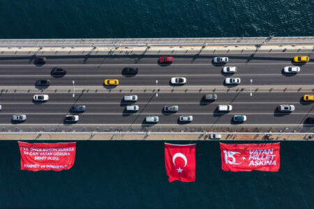 Auf der Märtyrerbrücke des 15. Juli wehte die türkische Flagge