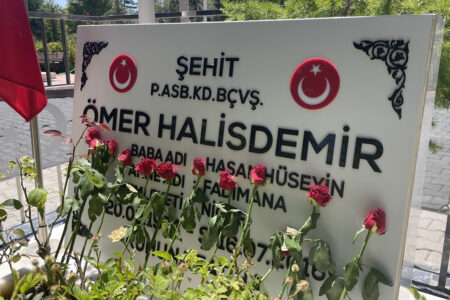 Besuch am Grab von Ömer Halisdemir