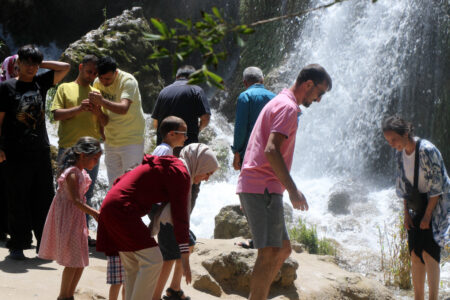 Besucher strömen zum Girlevik-Wasserfall in Erzincan