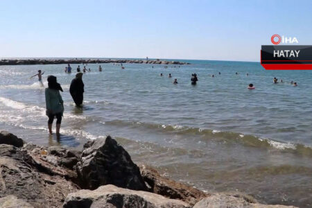 Bürger, die von der El-Nino-Hitze überwältigt wurden, erfrischen sich im Mittelmeer
