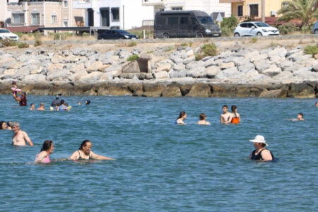 Bürger, die von der Hitze in Hatay überwältigt waren, gingen ans Meer