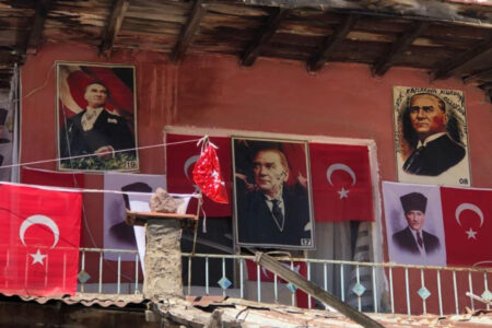 Das Haus, das diejenigen überraschte, die es in Ankara sahen: Es war mit türkischen Flaggen und Atatürk-Plakaten geschmückt