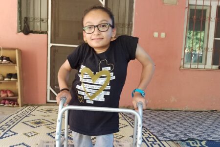 Das junge Mädchen aus Kahramanmaraş mit Glas- und Knochenkrankheit ging zum ersten Mal
