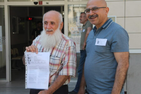 Der 81-jährige Yaşar Aktaş, der in Amasya lebt, legte die Prüfung mit seinem Stock in der Hand ab.