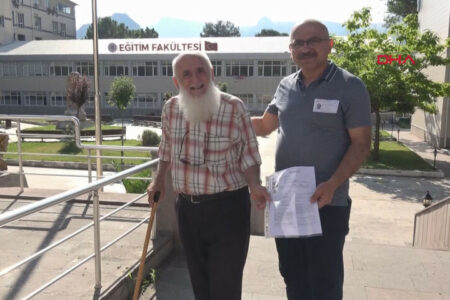 Der 81-jährige Yaşar Aktaş, der in Amasya lebt, legte die Prüfung mit seinem Stock in der Hand ab.