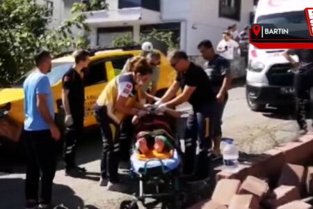 Der Fahrer des Autos, das in Bartın mit einem Taxi kollidierte und sich überschlug, wurde verletzt