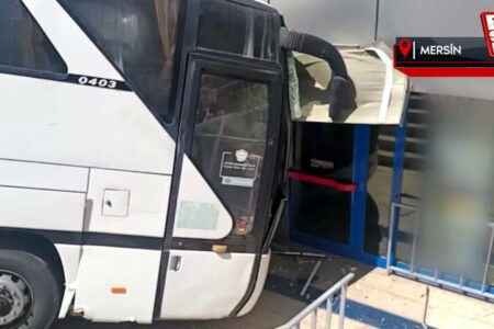 Der in Mersin geparkte Bus fuhr mit dem Auto zusammen und gelangte auf den Markt.