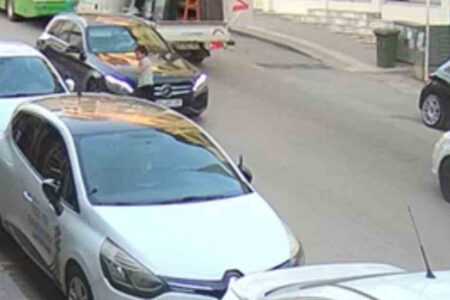 Der Moment, als in Bursa ein Kind von einem Auto angefahren und weggeworfen wurde, wurde mit der Kamera festgehalten