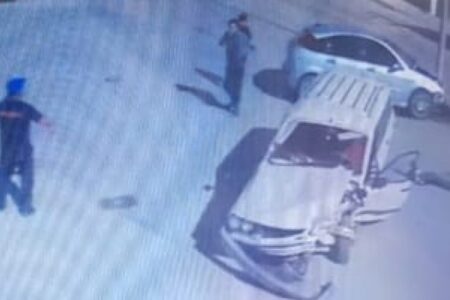 Der Unfall, bei dem zwei Autos in Çorum zusammenstießen, wurde mit der Kamera festgehalten