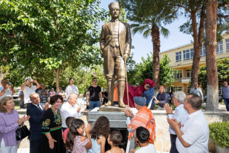 Die Stadtverwaltung von CHP Izmir eröffnete die Atatürk-Statue