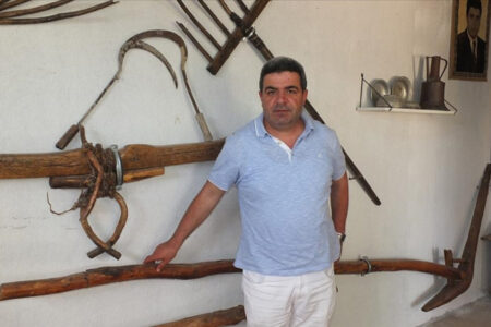 Ein Geschäftsmann aus Elazığ stellt Erbstücke seiner Familie in dem Haus aus, das er in seinem Dorf gebaut hat.