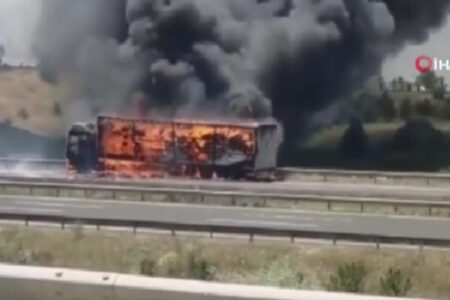 Ein in Ankara fahrender Lastwagen verwandelte sich in einen Feuerball