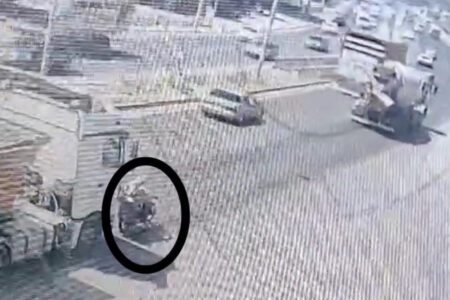 Ein Motorrad und ein Lastwagen blieben in Mersin zurück: 1 Toter, 1 Verletzter
