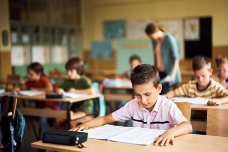 Eine Broschüre mit Beispielfragen für die schriftliche Prüfung wurde veröffentlicht