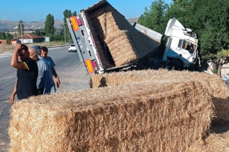 Eine Frau starb, als ein Heuballen auf sie fiel, während sie in Afyonkarahisar auf einen Kleinbus wartete.