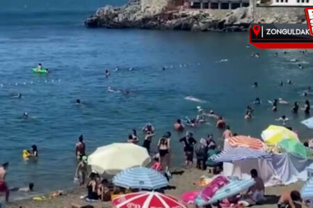Hunderte Menschen strömten zum öffentlichen Strand in Zonguldak