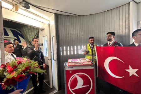 Im THY-Flugzeug wurde für die Sultans of the Net der Meisterschaftskuchen angeschnitten