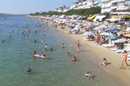 In Avşa mit einer Bevölkerung von 3.000 Einwohnern gibt es eine Dichte von 200.000 Urlaubern.
