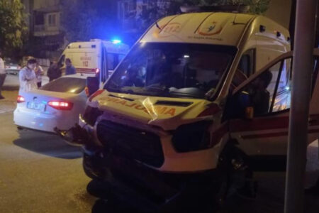 In Burdur kollidierten ein Krankenwagen und ein Auto: 4 Menschen wurden verletzt