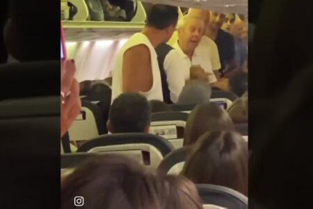 In dem Flugzeug, in dem sich Aziz Yıldırım befand, kam es zu einer Schlägerei: Er griff ein