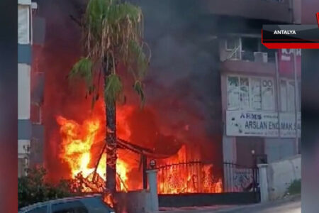 In einem Möbellager in Antalya ist ein Feuer ausgebrochen: Bewohner suchten auf dem Dach Schutz