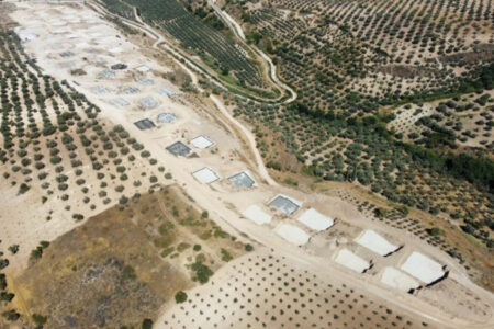 In Hatay, das vom Erdbeben heimgesucht wurde, wurden die Fundamente für 69 weitere Dorfhäuser gelegt.