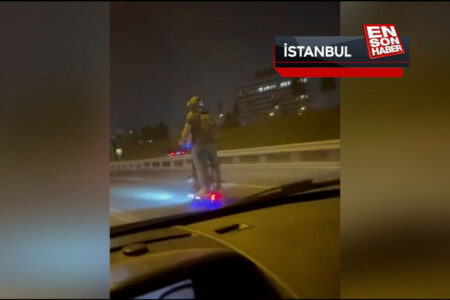 In Zeytinburnu gerieten zwei Menschen mit einem Roller inmitten von Autos in Gefahr