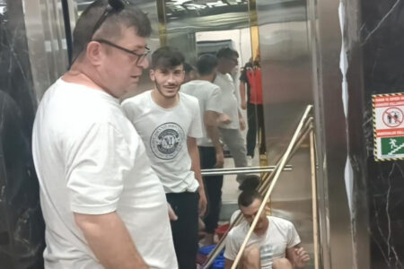 Jugendliche, die in Kocaeli putzten, saßen im Aufzug fest