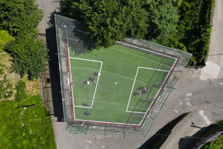 Junge Leute aus Oflu treiben Sport auf der Teppichfläche auf dem Dach des Teeladens.