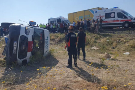 Kleinbus und LKW kollidierten in Kayseri: 12 Verletzte