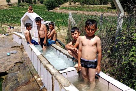 Kühlmethode für Kinder in Samsun: Sie schwammen im Trog
