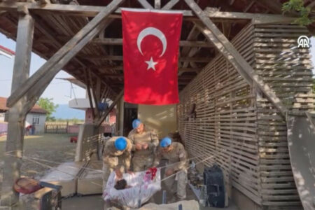 Mehmetçik eilte dem von der Überschwemmung überschwemmten Dorf in Düzce zu Hilfe