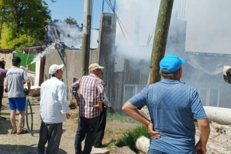 Nachbarn retteten ein Paar, das beim Gebet in Bursa in ein Feuer geraten war