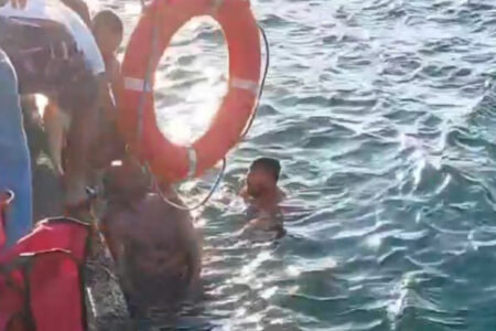 Passanten retteten den Mann, der in Istanbul zu ertrinken drohte
