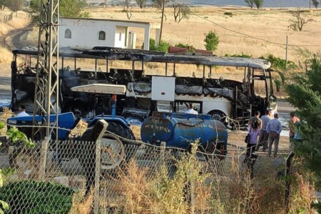 Sie versuchten, Gepäck aus dem Passagierbus zu holen, der in Diyarbakır Feuer fing