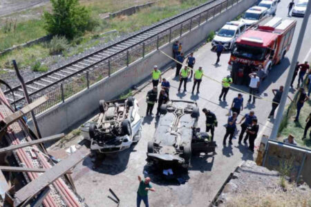 2 Fahrzeuge fielen von der 7-Meter-Brücke in Erzurum