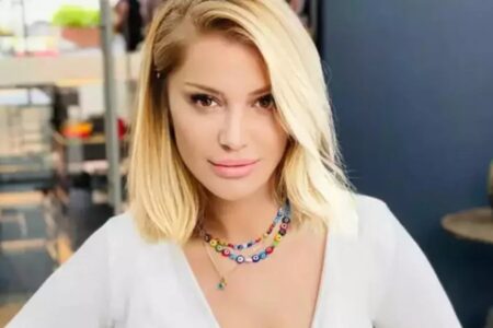 49′ Songül Karlı wurde zu Barbie, ihre rosa Haare und ihr Dekolleté wurden kommentiert!  „Reife Barbie“