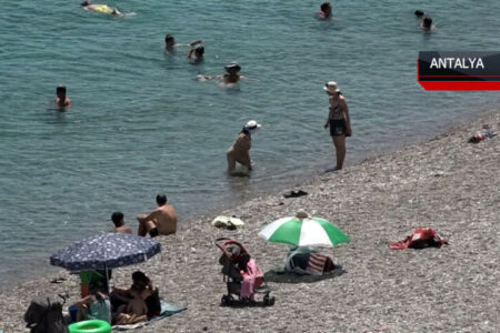Als die Temperatur 44 Grad erreichte, rannten sie zum Ufer, um sich abzukühlen.