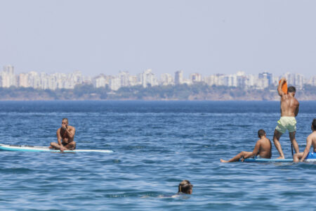 Antalya brennt!  Als die Temperatur 44 Grad erreichte, strömten sie zum Ufer, um sich abzukühlen.