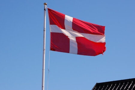 Anti-Islam-Demonstranten in Dänemark!  Sie verbrannten den Koran nach dem Freitagsgebet