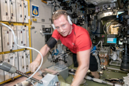 Astronauten spielten Darts im Weltraum ohne Schwerkraft