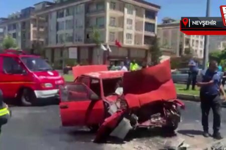 Auto prallte in Nevşehir gegen einen mit Asphalt beladenen Lastwagen