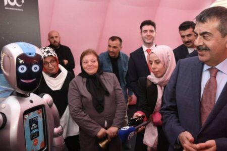 Bildungsminister Tekin sprach mit Robot!