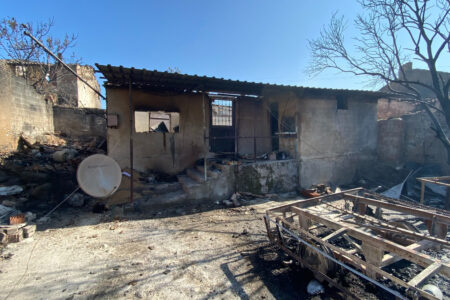 Bürger, deren Häuser bei dem Brand in Manisa in Schutt und Asche gelegt wurden, weinten